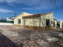 Gandía, España. Villa on 1,600 m² Plot Close to the Sea and Nature