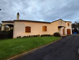Maison avec dépendances et piscine